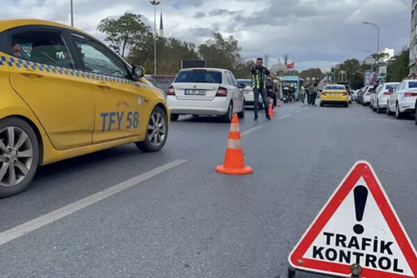 Kadıköy’de Kalabalık Alanlarda Denetlenen Taksi Sürücülerine Cezalar Kesildi