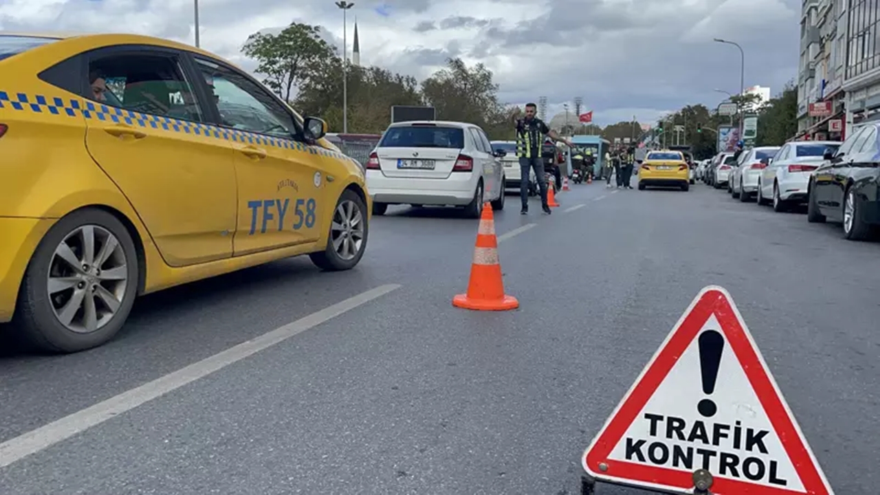 kadıköyde kalabalık alanlarda denetlenen taksi sürücülerine cezalar kesildi