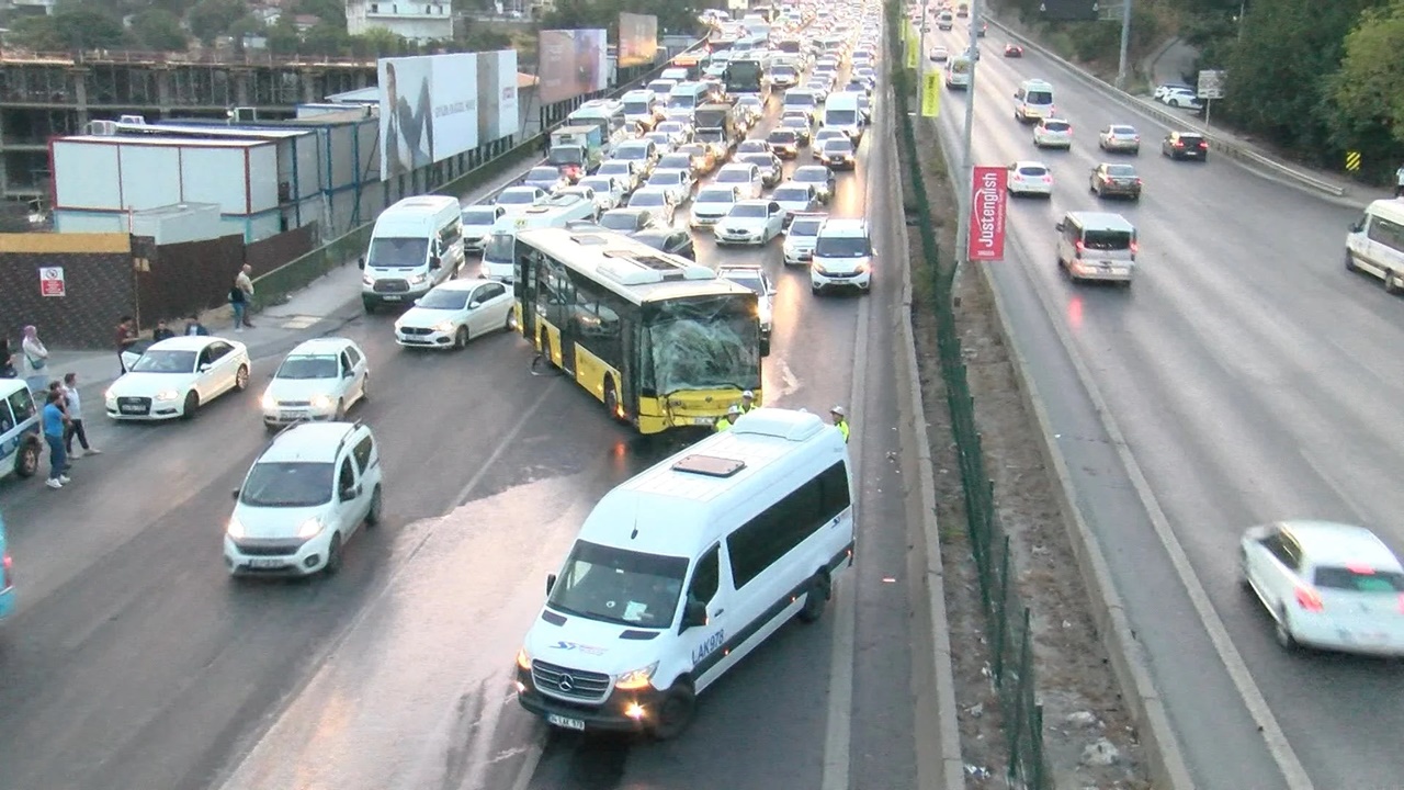 kadıköyde zincirleme trafik kazası trafiği felç etti