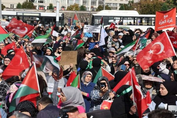 Kadınlar Türk Ve Filistin Bayraklarıyla İsrail’e Tepki Gösterdi