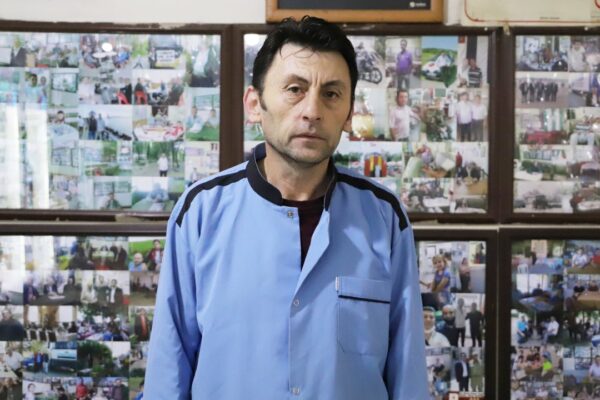 Kahveci Kadir Çiçek İşyerinde Müşteri Fotoğraflarıyla Duvarını Süslüyor