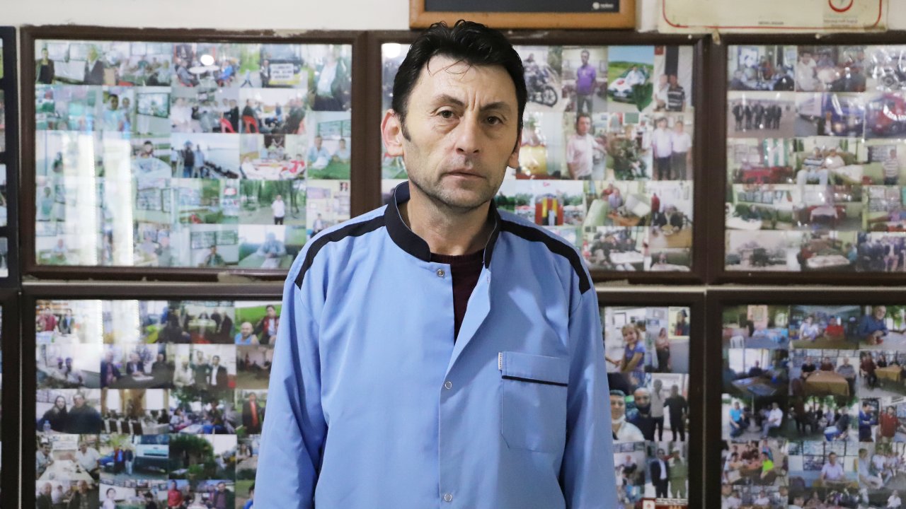 kahveci kadir Çiçek İşyerinde müşteri fotoğraflarıyla duvarını süslüyor