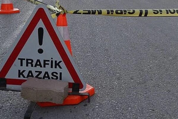 Kamyonet İle Otomobil Çarpıştı: 3 Yaralı
