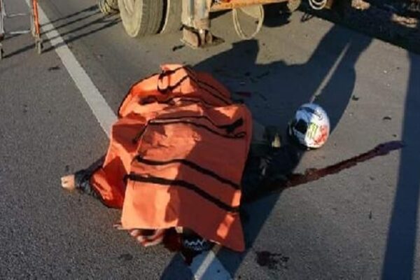 Kamyonete Çarpan Motosiklet Sürücüsü Hayatını Kaybetti
