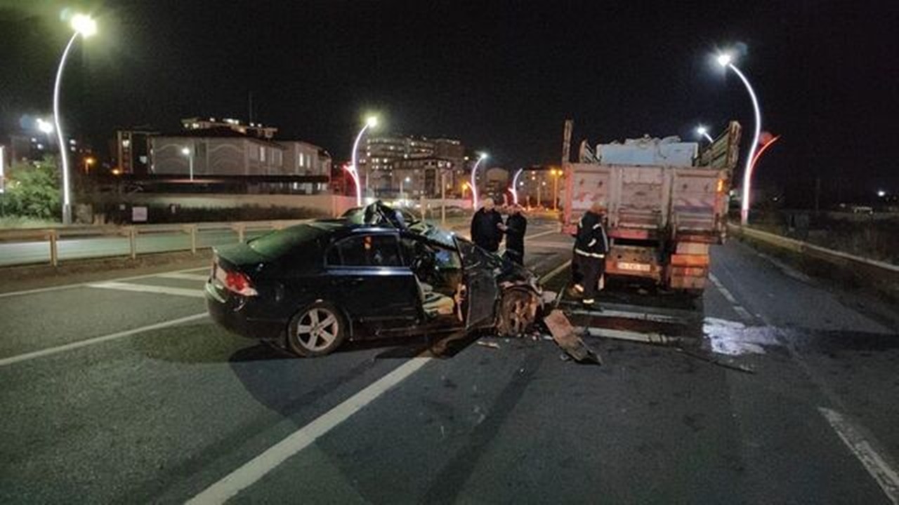 kamyonla Çarpışan otomobilin sürücüsü Öldü