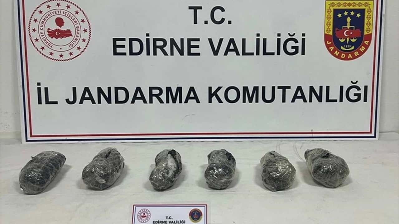 kapıkulede yapılan yol kontrolünde 3 kilogram sentetik uyuşturucu ele geçirildi