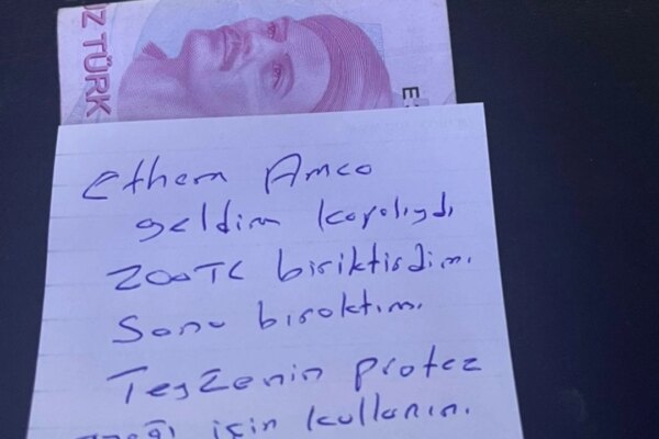Kapıya Sıkıştırılan Para Ve Not Duygulandırdı