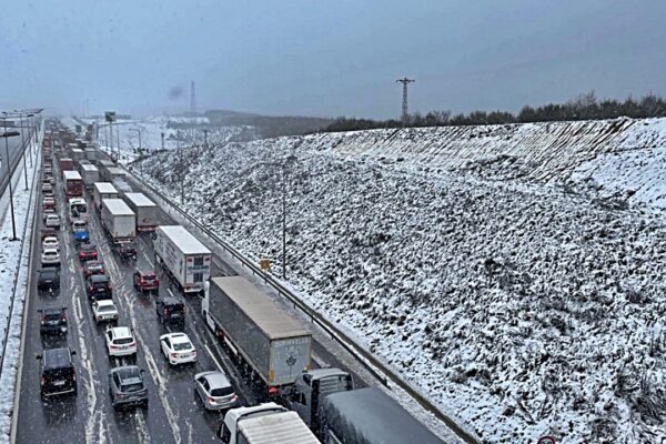 Kar Yağışı, Kuzey Marmara Otoyolu’nda Ulaşımı Aksattı