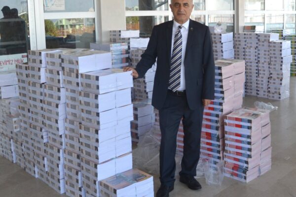 Karamürsel Kaymakamı 8. Sınıf Öğrencilerine LGS Hazırlık Kitapları Dağıttı
