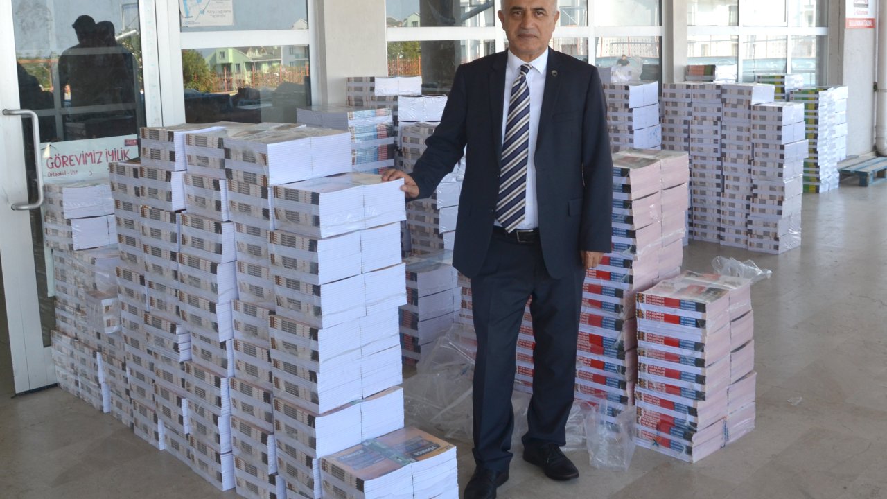 karamürsel kaymakamı 8 sınıf Öğrencilerine lgs hazırlık kitapları dağıttı