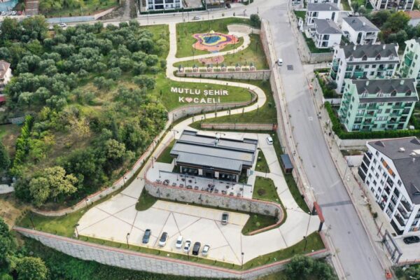 Karamürsel Seyir Terası Ziyaretçilerine Eşsiz Manzara Sunuyor