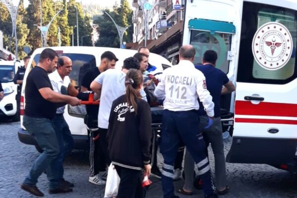 Karamürsel’de Hafif Ticari Araç Yayaya Çarptı
