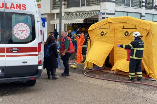 Kargo Merkezinde Kimyasal Sızıntı: 14 Kişi Hastaneye Kaldırıldı