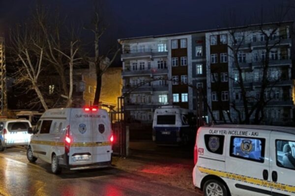 Karısını Bıçaklayarak Öldürdü