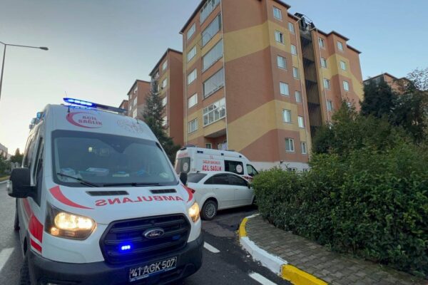 Karısını Öldürdü Oğlunu Ağır Yaraladı