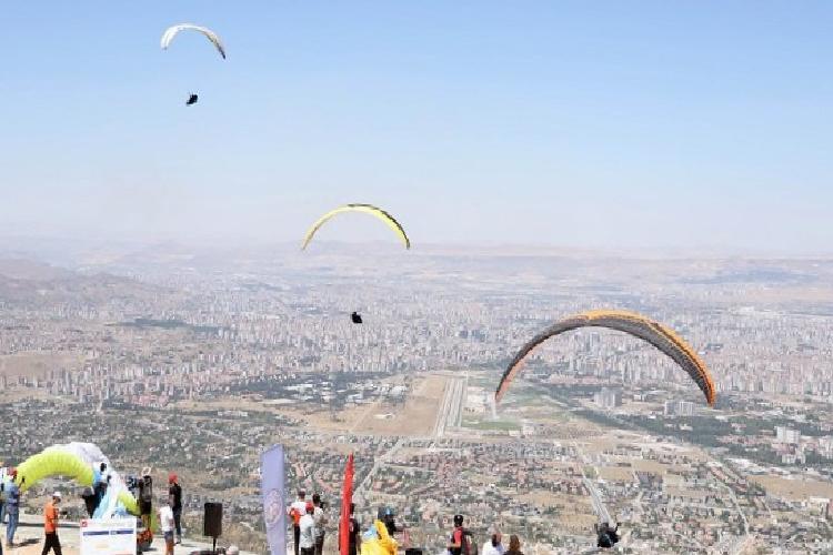 kayseri talasta yamaç paraşütü heyecanı