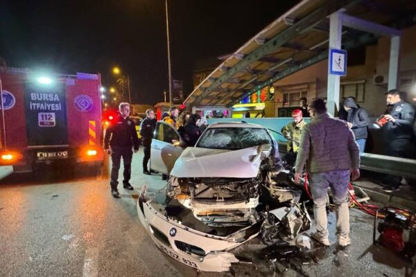 Kaza Esnasında Otomobile Sıkışan Sürücü Kurtarıldı