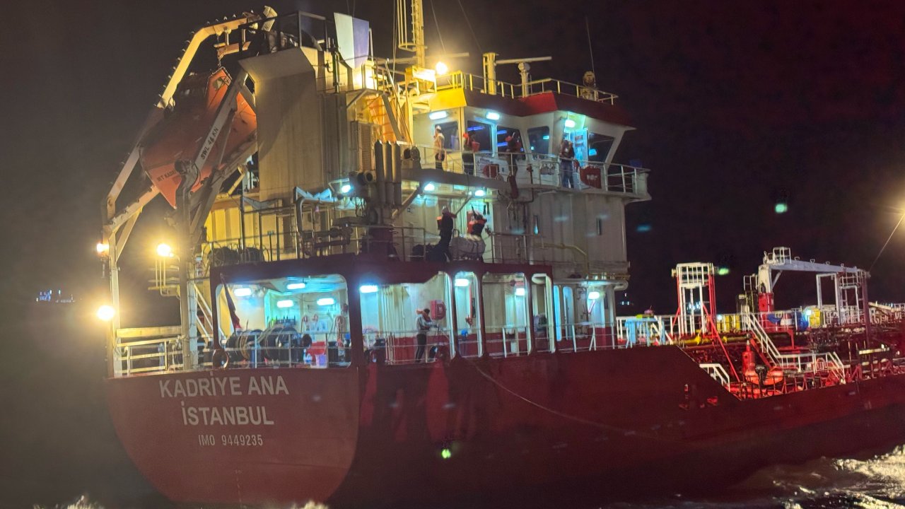 kazlıçeşme sahilinde gemi karaya oturdu