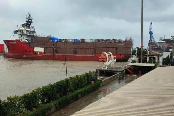 Kıyıya Sürüklenen Kuru Yük Gemisi Tersanenin İskelesine Çarptı