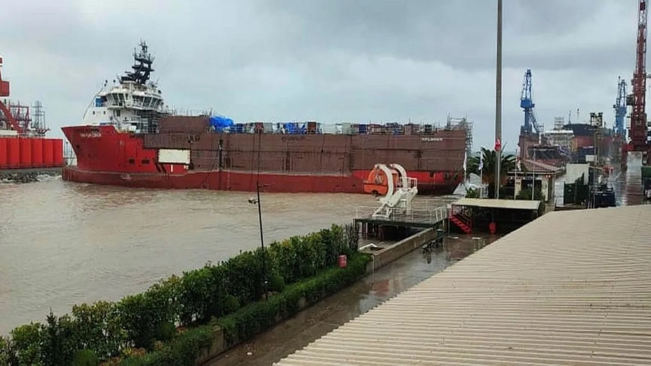 kıyıya sürüklenen kuru yük gemisi tersanenin İskelesine Çarptı