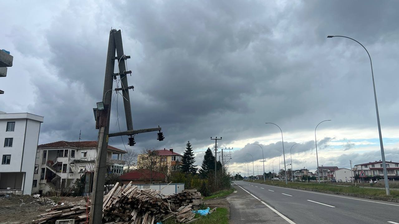 kocaalide kuvvetli rüzgar elektrik direklerini yıktı