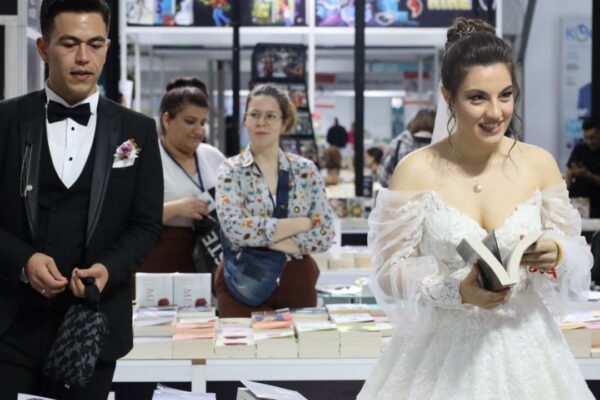 Kocaeli Kitap Fuarı’na Yeni Evli Çift Gelinlik Ve Damatlıkla Katıldı
