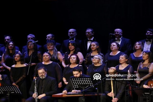 Kocaeli’de Türk Halk Müziği Korosu Konser Verdi
