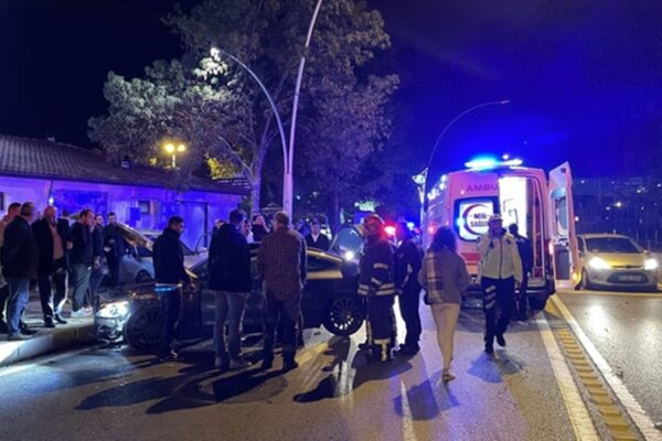 Kocaeli’de İki Otomobil Çarpıştı