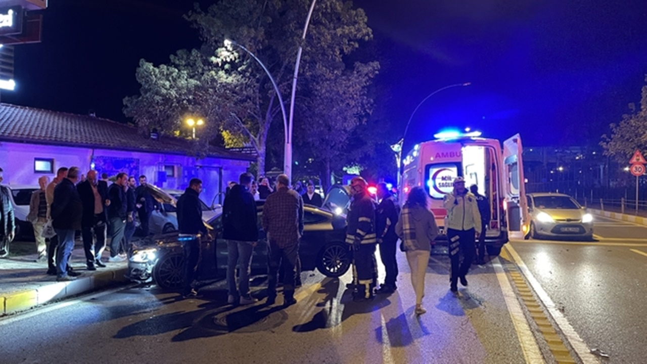 kocaelide İki otomobil Çarpıştı