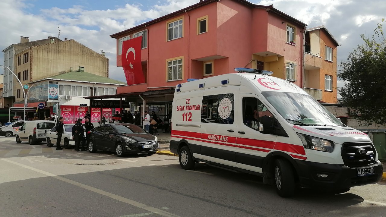 kocaelide meydana gelen bıçaklı kavgada 2 kişi yaralandı