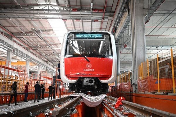 Kocaeli’de Yerli ve Milli Sürücüsüz Metro Aracı İlk Kez Raylara İndirildi