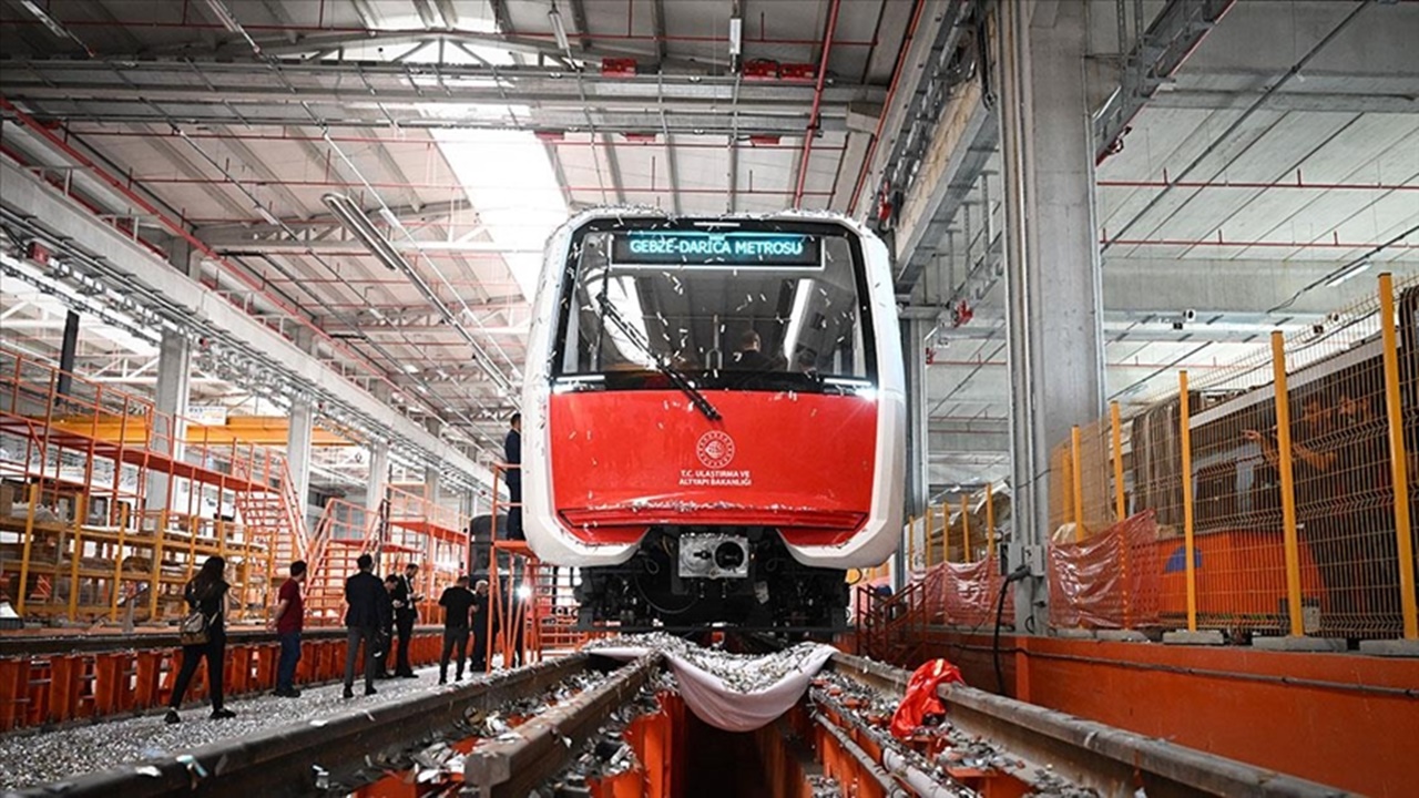 kocaelide yerli ve milli sürücüsüz metro aracı İlk kez raylara İndirildi