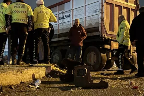 Köfte Ekmek Yiyenlerin Arasına Tır Daldı