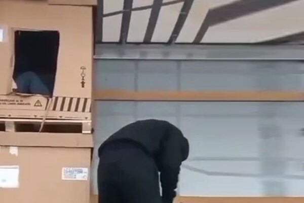 Kolilerin İçine Saklanan 2 Düzensiz Göçmen Yakalandı