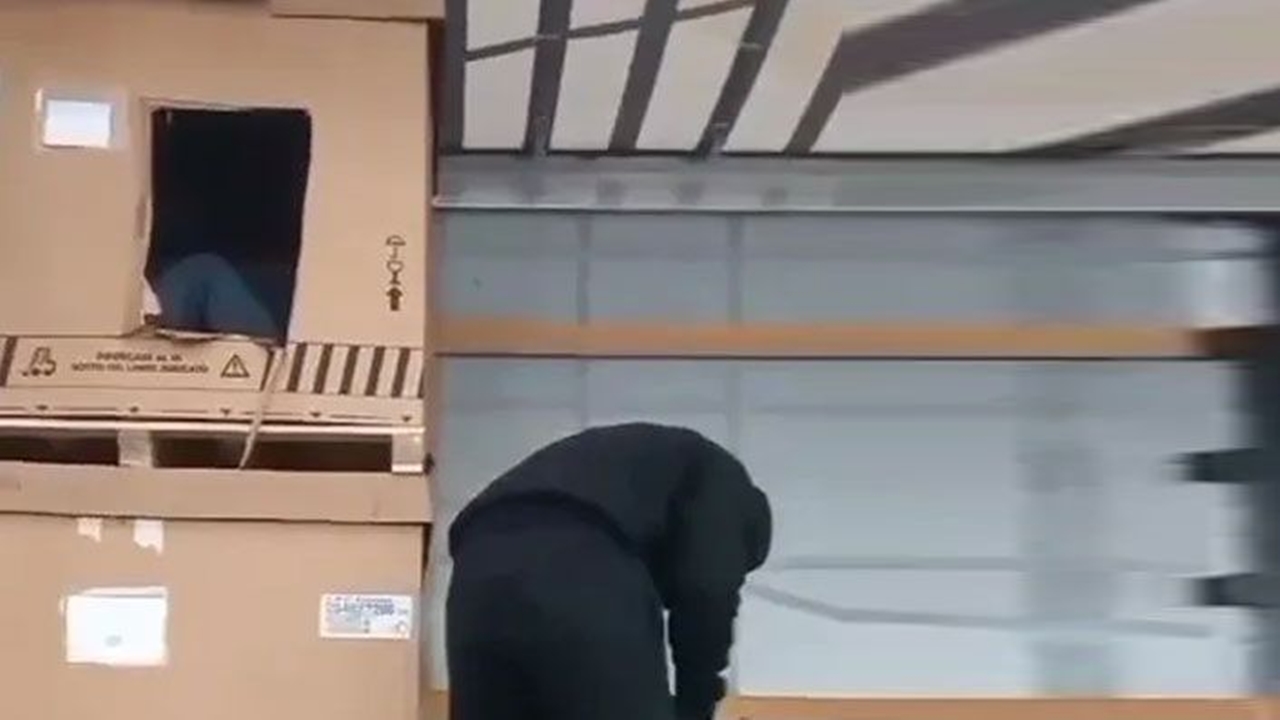 kolilerin İçine saklanan 2 düzensiz göçmen yakalandı