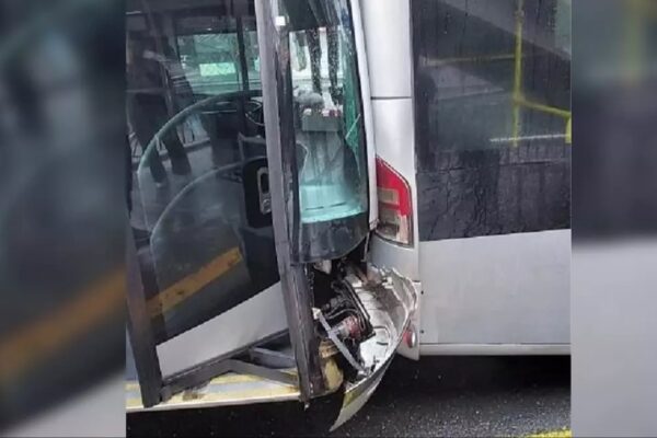 Küçükçekmece’de 2 Metrobüs Çarpıştı