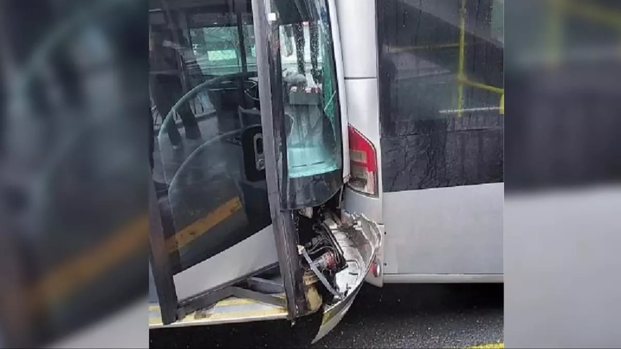 küçükçekmecede 2 metrobüs Çarpıştı
