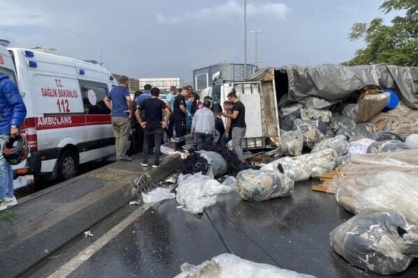 Küçükçekmece’de kamyonetin devrilmesi sonucu 2 kişi yaralandı