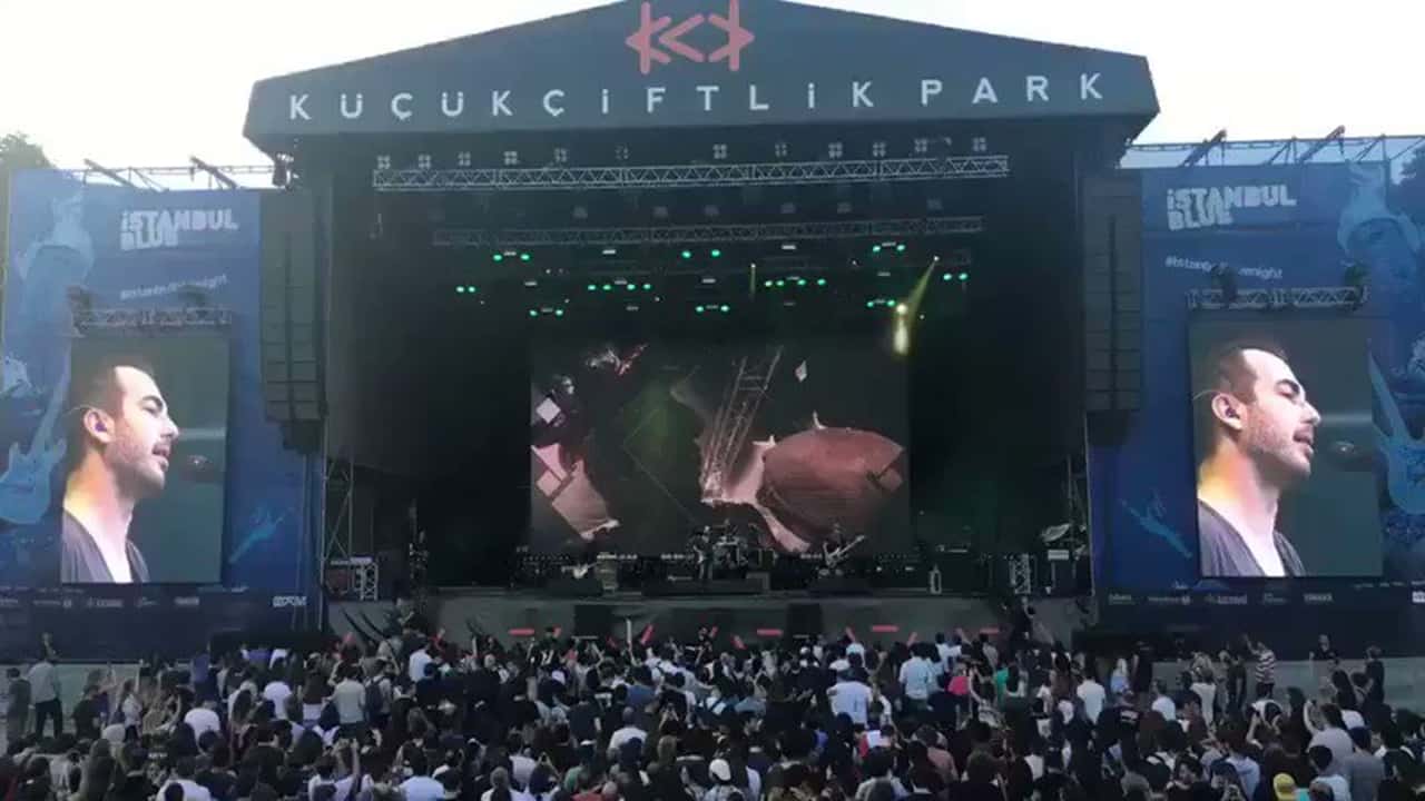 küçükçiftlik parkta mor ve Ötesi rüzgarı