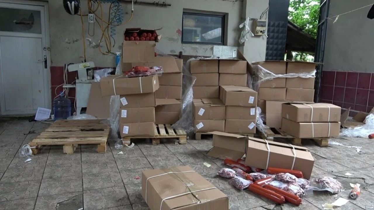 Kurban İçin Vekalet Veren Bin 700 Kişiye Bozuk Et ve Salam Teslim Ettiler
