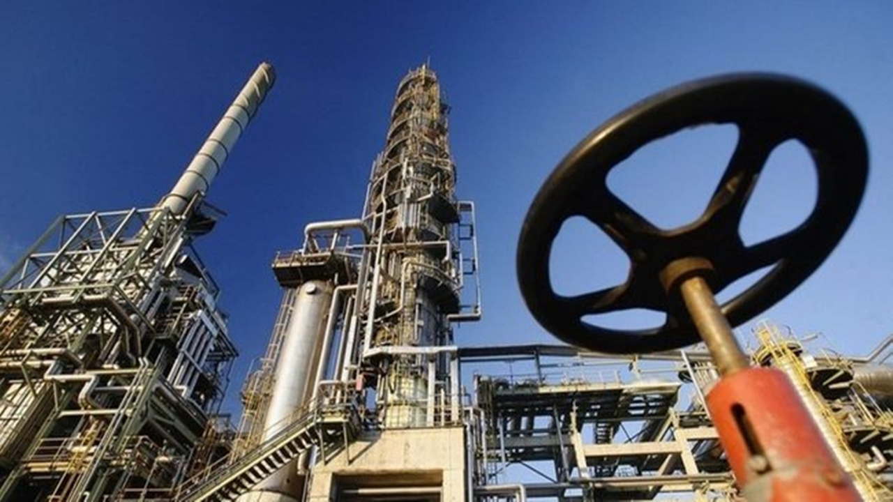 küresel petrol arzı aralıkta günlük 490 bin varil azaldı