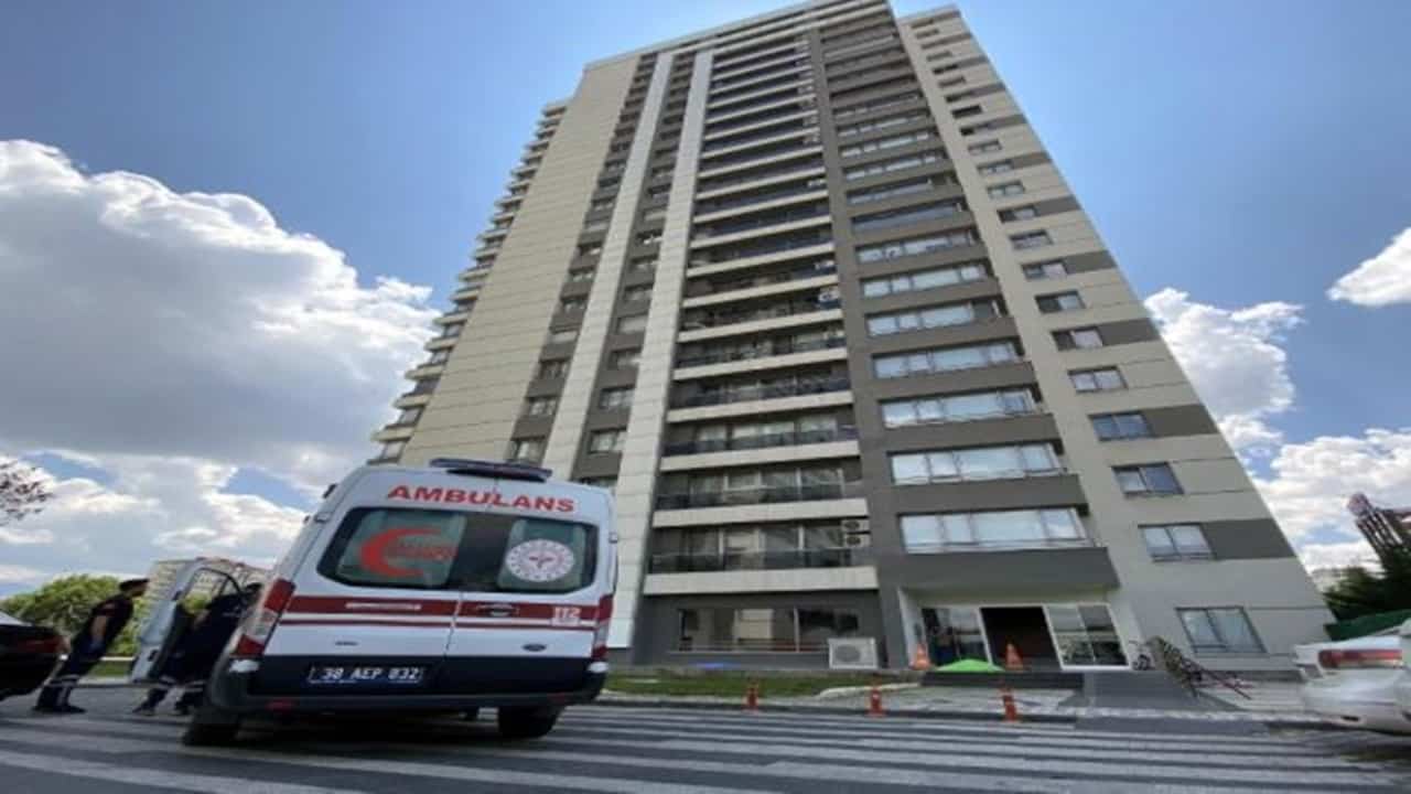 Kuşunu Yakalamak İçin Çıktığı Rezidansın Çatısından Düştü