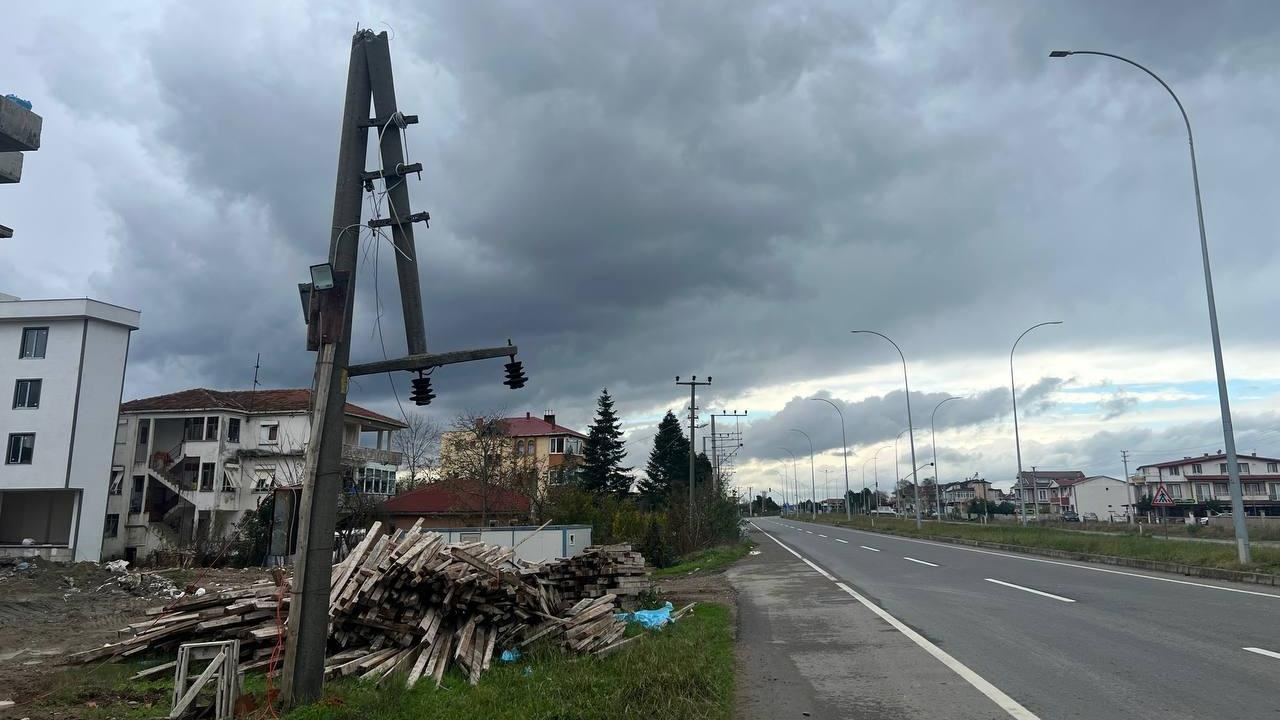 kuvvetli rüzgar elektrik direklerini yıktı