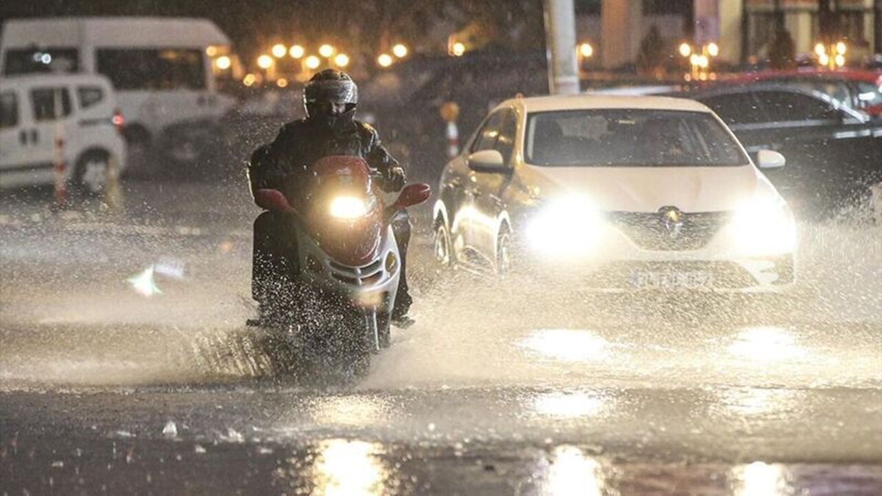 Kuvvetli Yağışlar Nedeniyle İki Tekerlekli Araçların Trafiğe Çıkması Yasaklandı