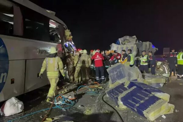 Kuzey Marmara Otoyolu’nda Otobüs ve Tır Çarpıştı