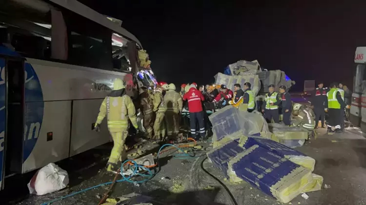 kuzey marmara otoyolunda otobüs ve tır Çarpıştı