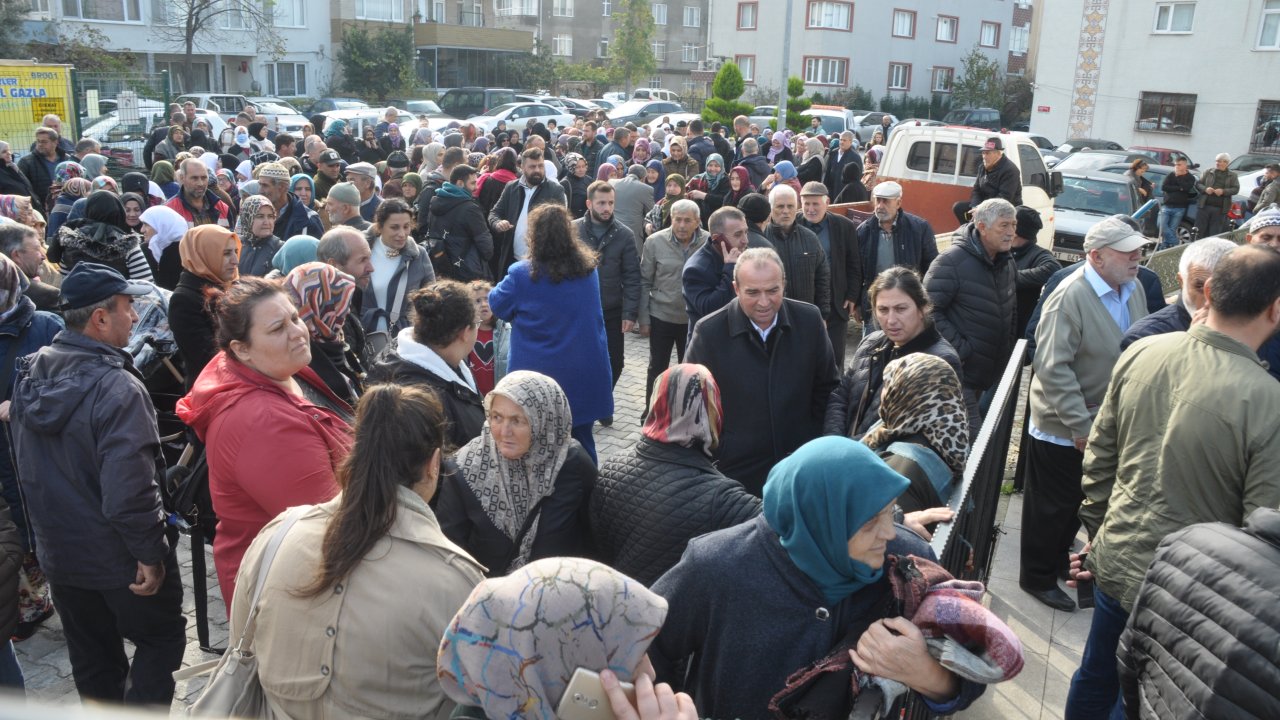 lapsekide 100 kişilik umre kafilesi dualarla yola Çıktı