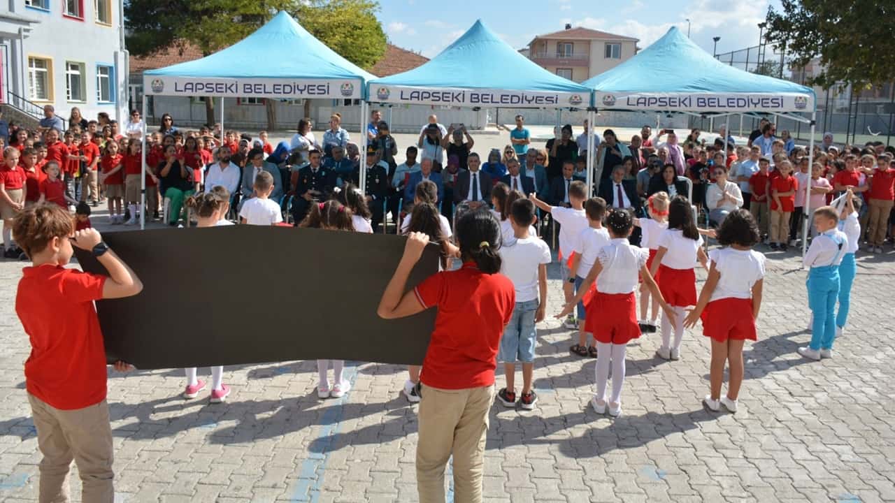 lapsekide milli eğitim müdürlüğü İlköğretim haftası kutlamaları düzenledi