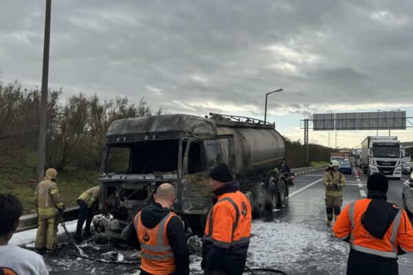 Lastiği Patlayan Tutkal Yüklü Tanker Yandı