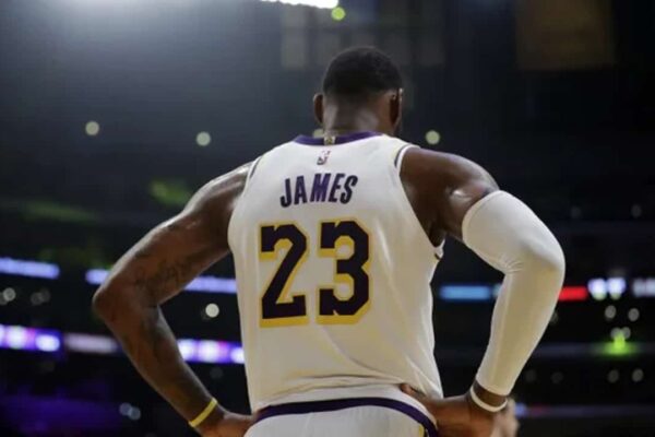 LeBron James Forma Numarasını Değiştirdi